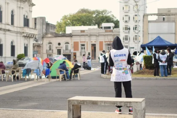 Trabajadores de Granja Tres Arroyos visitaron la carpa docente de Paraná para visibilizar sus reclamos - imagen de origen