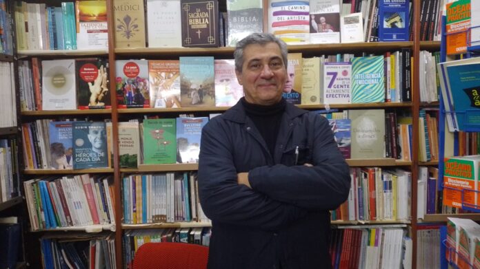 Historias bajo las estrellas: Daniel Balmaceda llenó de memoria y anécdotas la calle España - imagen de origen