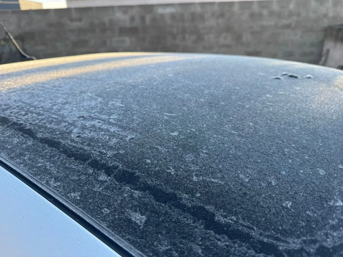 Postales de las bajas temperaturas: vehículos escarchados tras una mañana bajo cero - imagen de origen