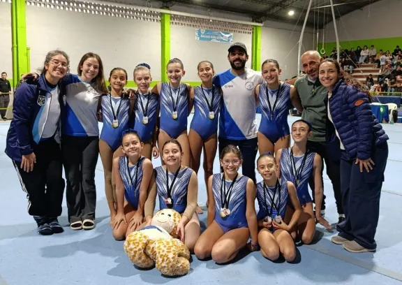 La gimnasia artística del Club de Pescadores se destacó en el Provincial con títulos por equipos y campeonas individuales - imagen de origen