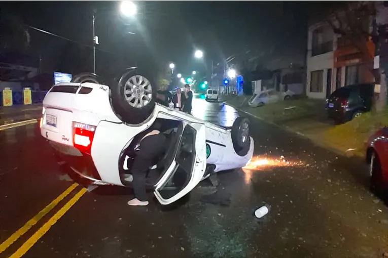 Vuelco de un remís en calle Don Bosco dejó tres heridos y otro auto dañado en Paraná - imagen de origen