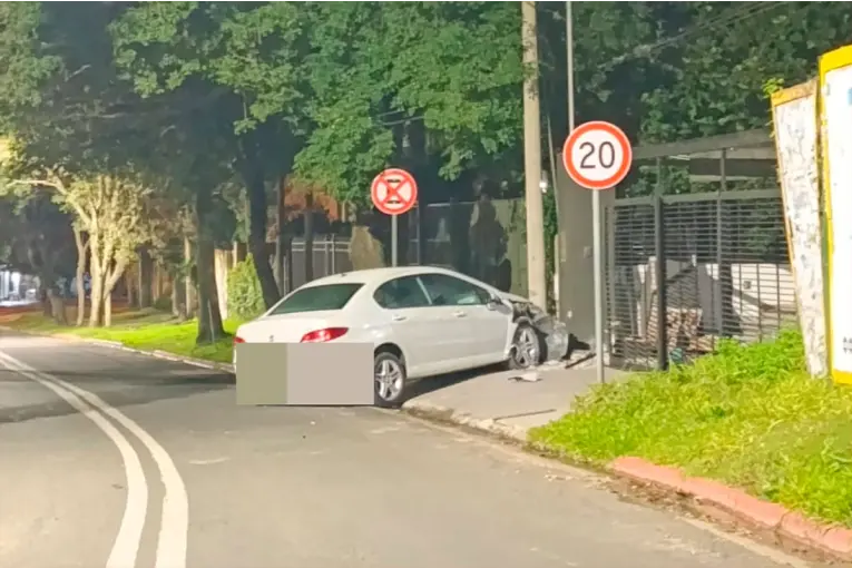 Perdió el control del auto y chocó contra la casilla de gas de una vivienda en Paraná - imagen de origen