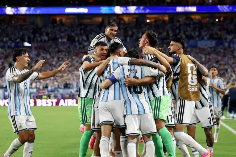 Argentina sufrió, pero avanzó a octavos del Mundial con un gol del entrerriano Lisandro Martínez - imagen de origen