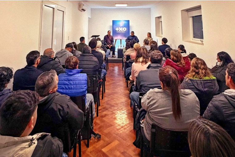 Referentes de + Por Concordia cuestionaron los despidos en el municipo y apuntaron a la gestión Azcué - imagen de origen
