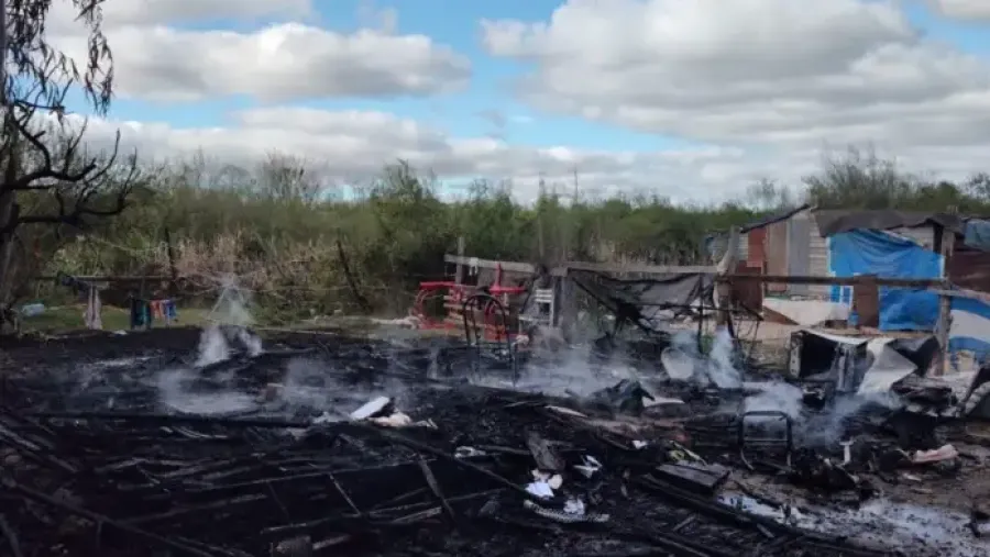 Un incendio destruyó una casa en Concordia y la causa fue una conexión eléctrica clandestina | Análisis - imagen de origen