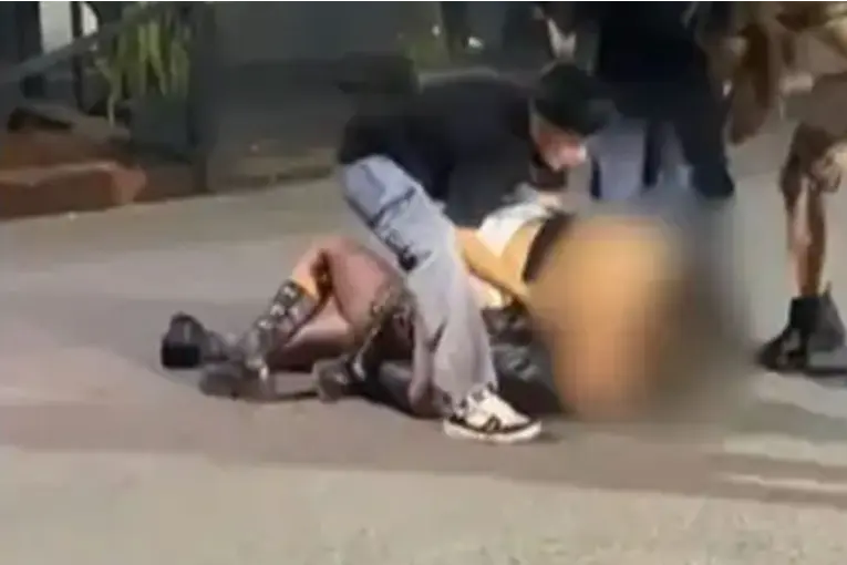 Una pelea a la salida de un boliche terminó con una joven en terapia intensiva - imagen de origen