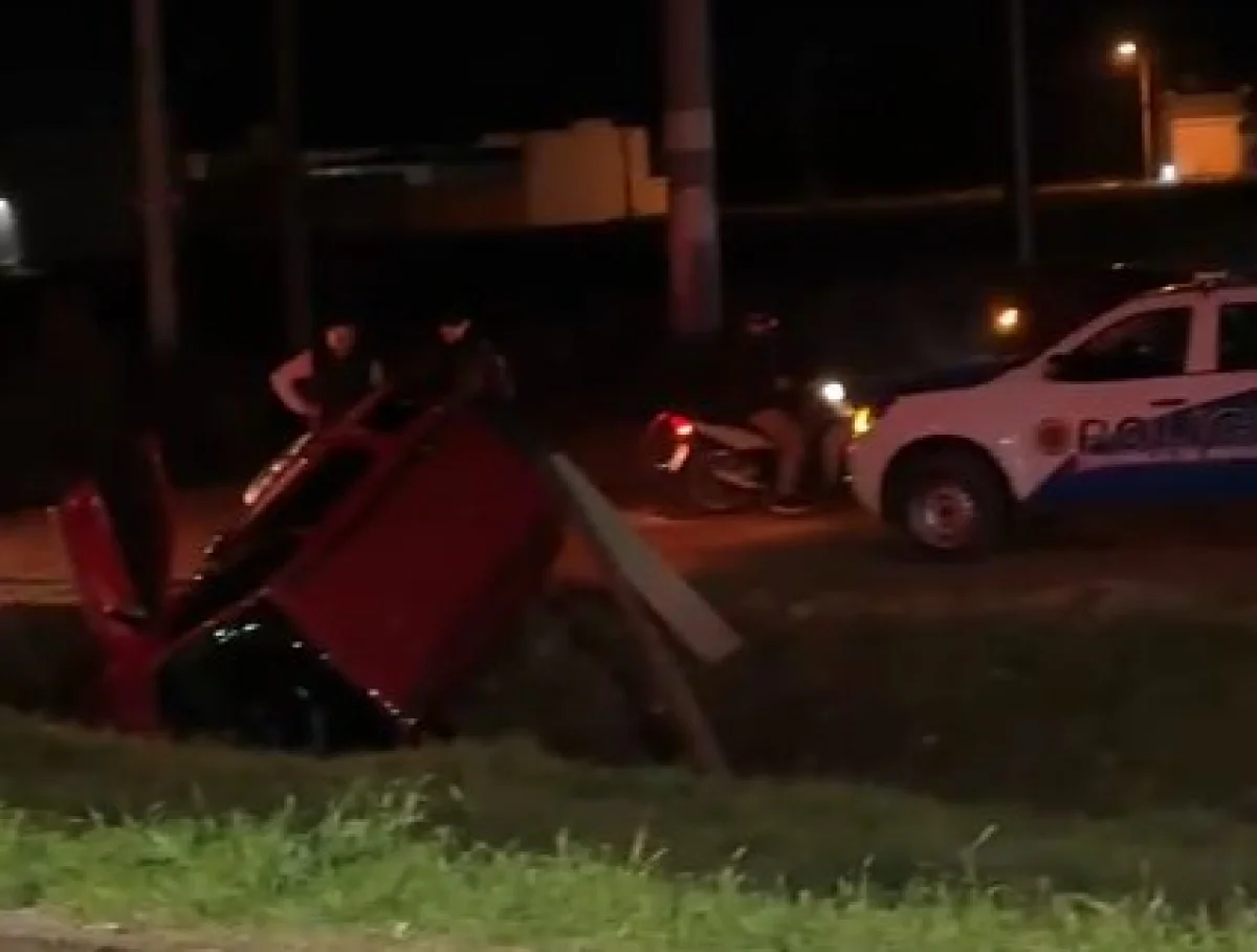 Un auto cayó a una zanja en la zona de ingreso a la ciudad por avenida Juan José Bruno - imagen de origen
