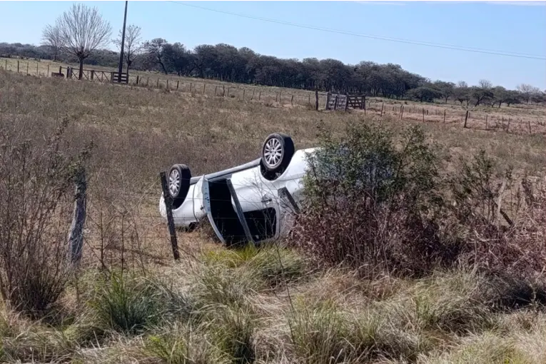 Hospitalizaron a cuatro cadetes de la Policía que volcaron su auto en Ruta 18 cuando viajaban a Paraná - imagen de origen