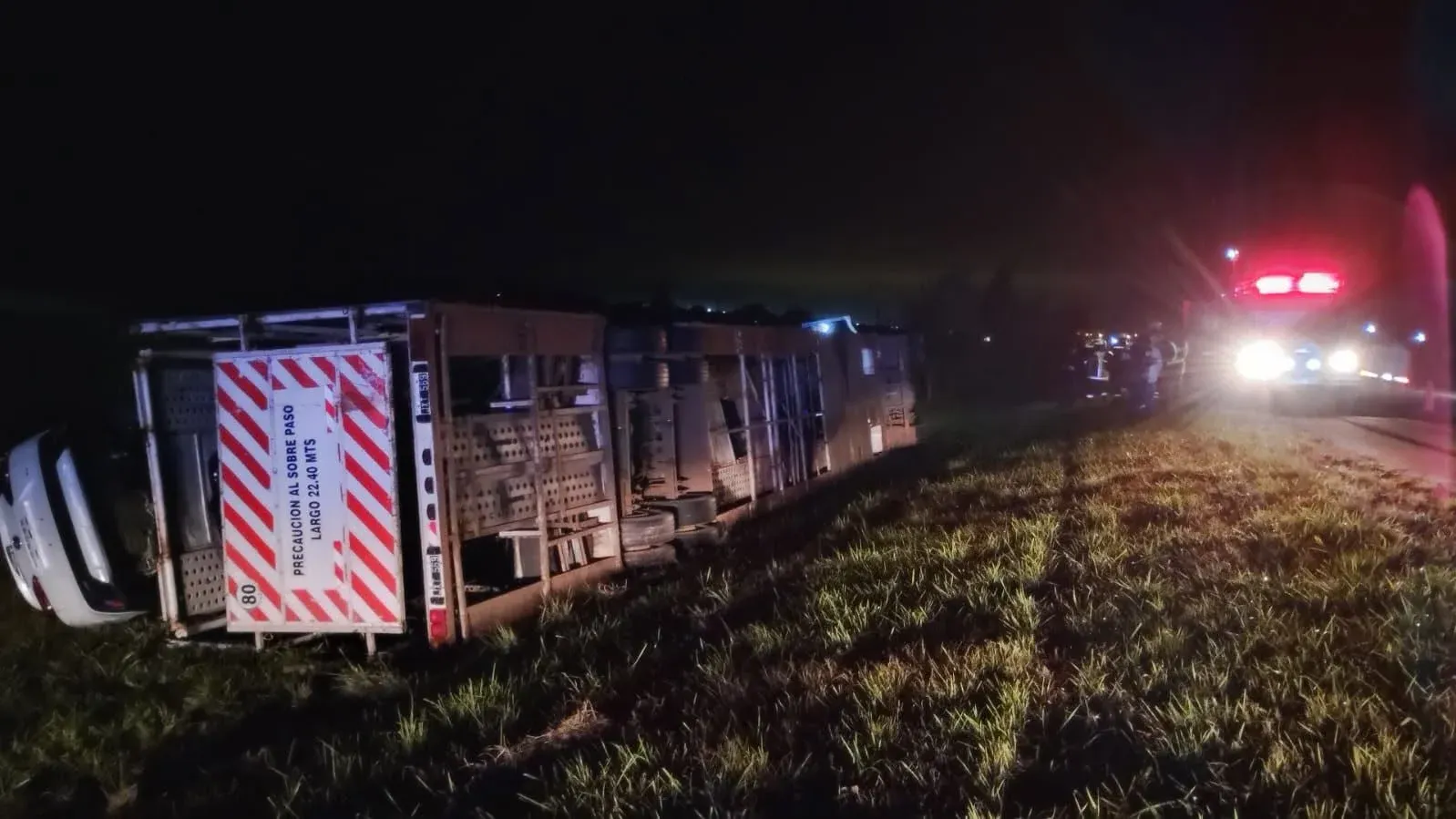 Volcó un camión que transportaba autos cero kilómetros: el conductor fue trasladado al Hospital Centenario - imagen de origen