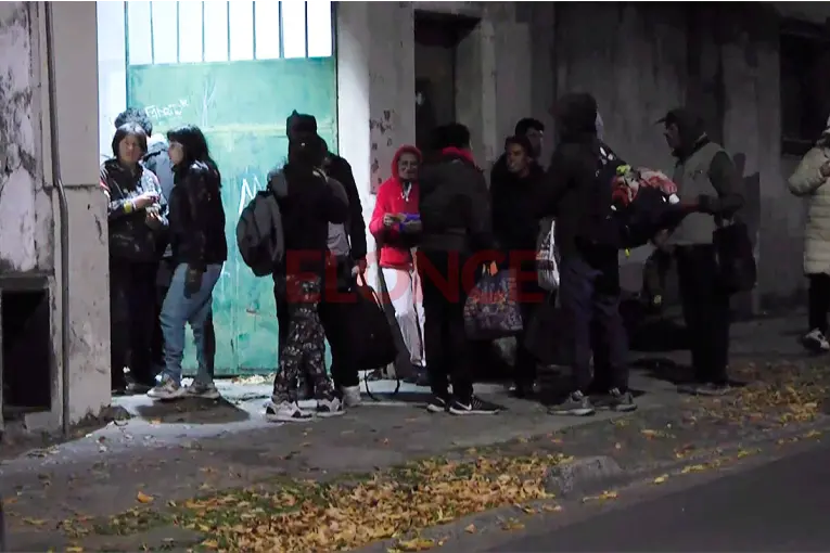 Brindan asistencia a personas en situación de calle: entregan 400 kits de higiene y meriendas mensuales - imagen de origen