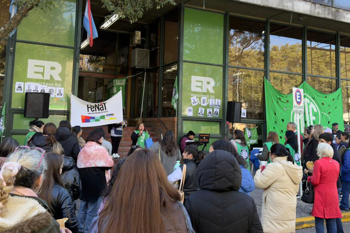 Trabajadores de la salud reclamaron en Paraná por salarios y recortes - Plaza Web - imagen de origen