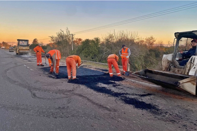 La intendenta de Los Charrúas detalló los trabajos de bacheo que se realizan sobre la Ruta Provincial 4 - imagen de origen