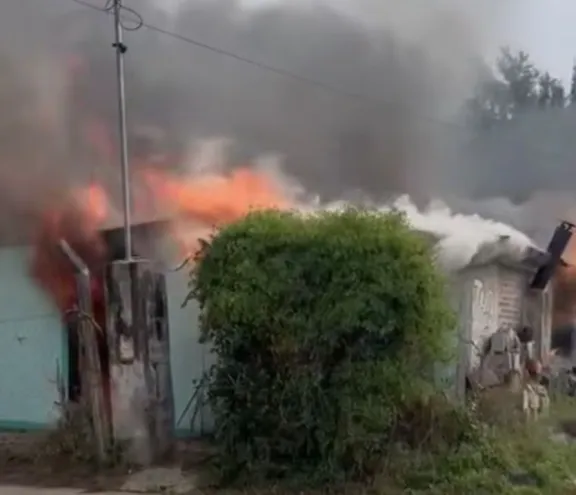 Murió una mujer de 84 años y sus dos nietos están internados tras un incendio en Gualeguay - imagen de origen