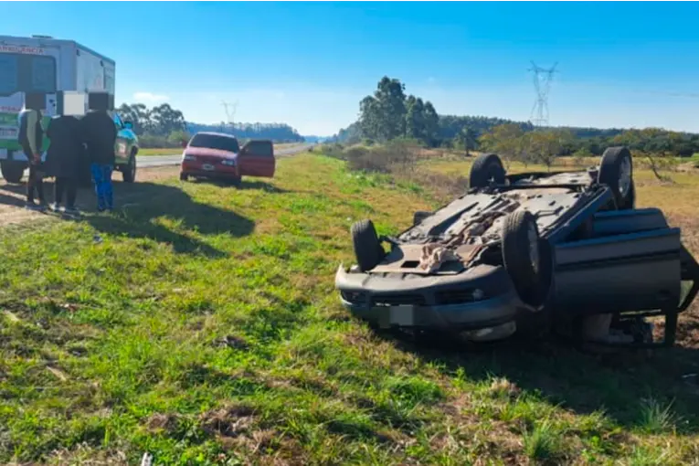 Se distrajo con el celular, despistó y volcó su auto en la Ruta 14: la conductora resultó herida - imagen de origen