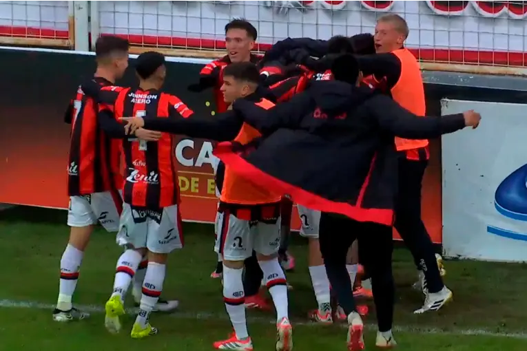 Patronato supera por 2 a 0 a Chacarita que se quedó con 10 jugadores - imagen de origen