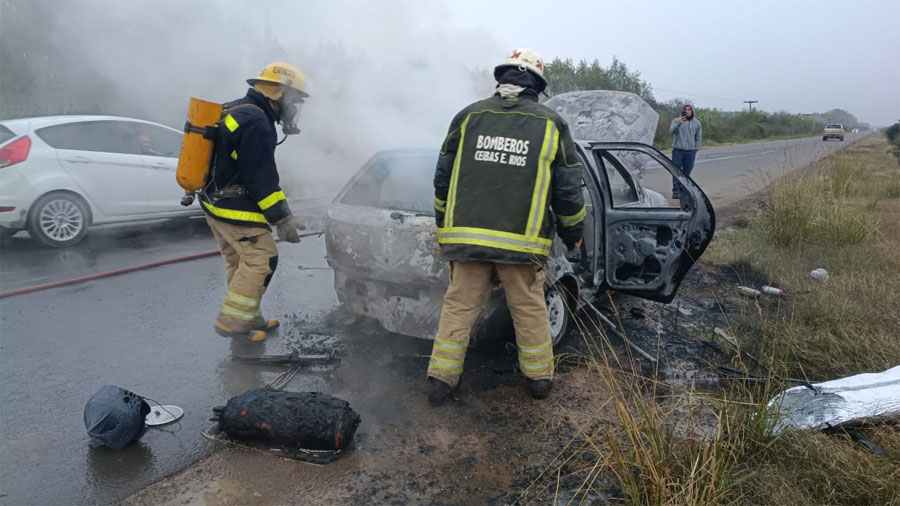 Susto en el Acceso a Ibicuy: Un auto pisó un bache, golpeó el chasis y terminó completamente devorado por las llamas - imagen de origen