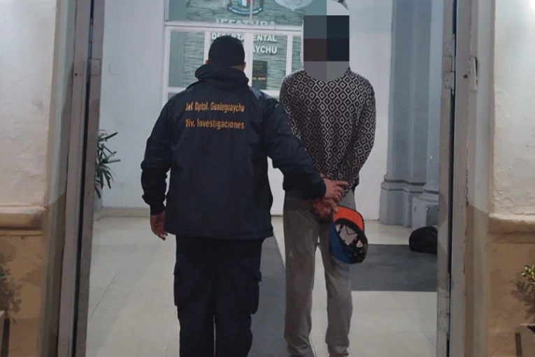 Detuvieron a un hombre joven con pedido de captura por robo - imagen de origen