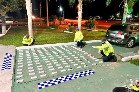 La Policía de Entre Ríos secuestro más de 100 celulares ocultos en un vehículo - imagen de origen