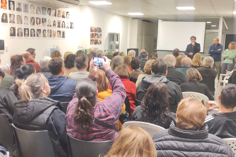 A salón lleno se presentó en Gualeguaychú el documental sobre vuelos de la muerte - imagen de origen