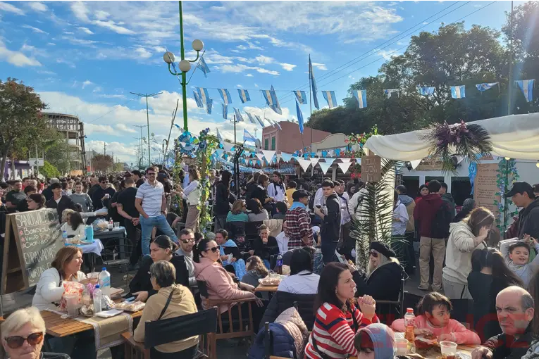 Pulperías, comidas típicas y tradición en una multitudinaria fiesta patria en Gualeguaychú - imagen de origen