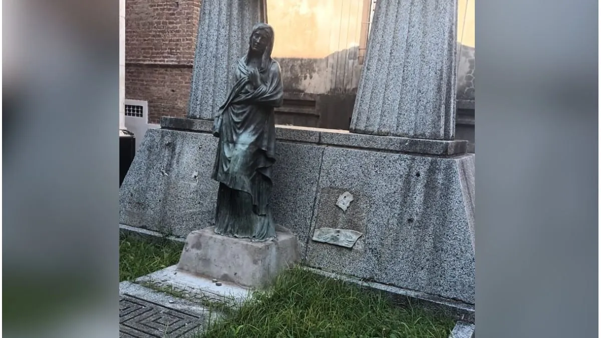 Exalumnos de la Escuela Normal Superior José María Torres repudiaron hechos vandálicos en el mausoléo - imagen de origen
