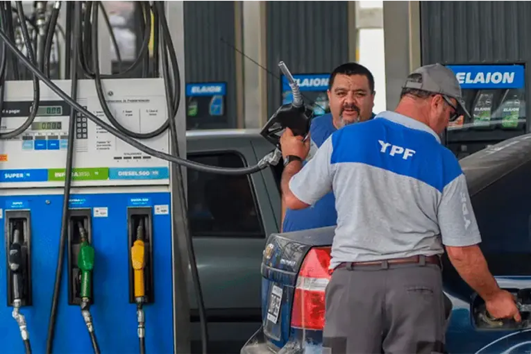 YPF analiza una futura baja en los combustibles tras la caída del petróleo - imagen de origen