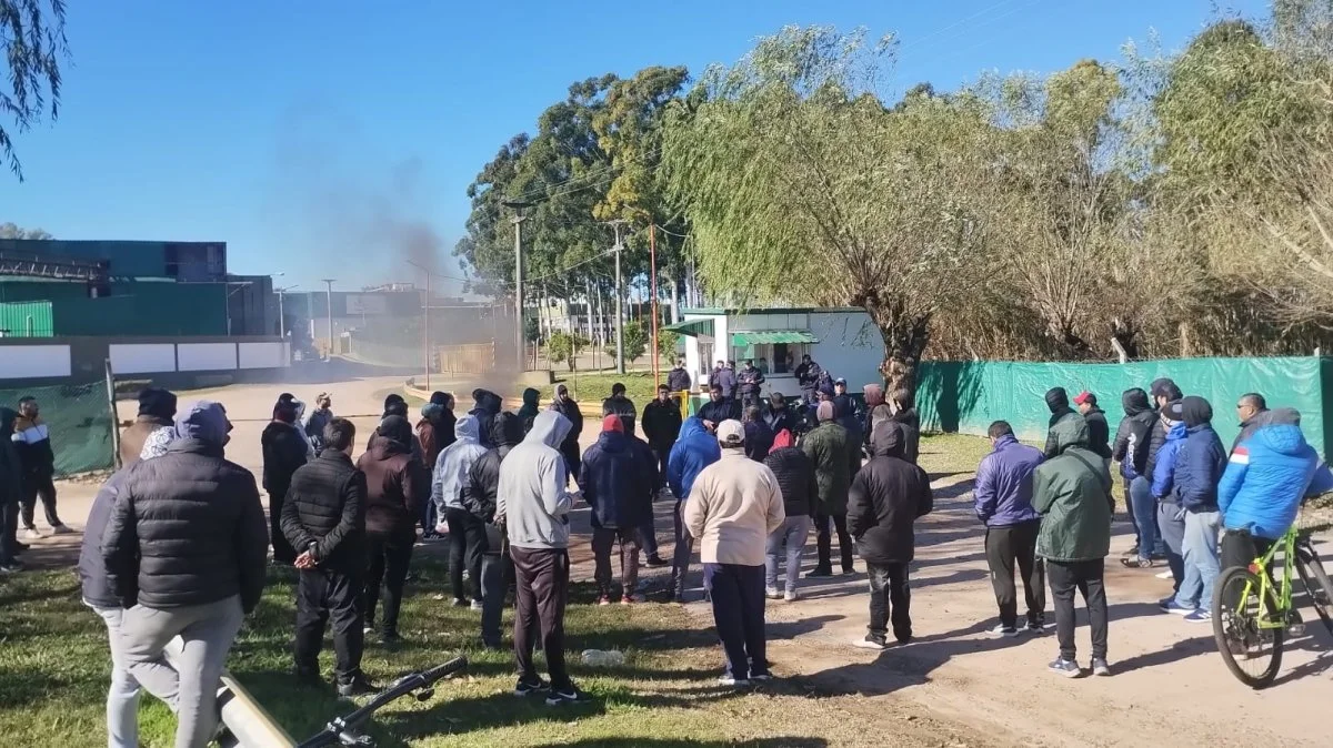 Trabajadores de Granja Tres Arroyos volvieron a concentrarse frente a la planta - imagen de origen