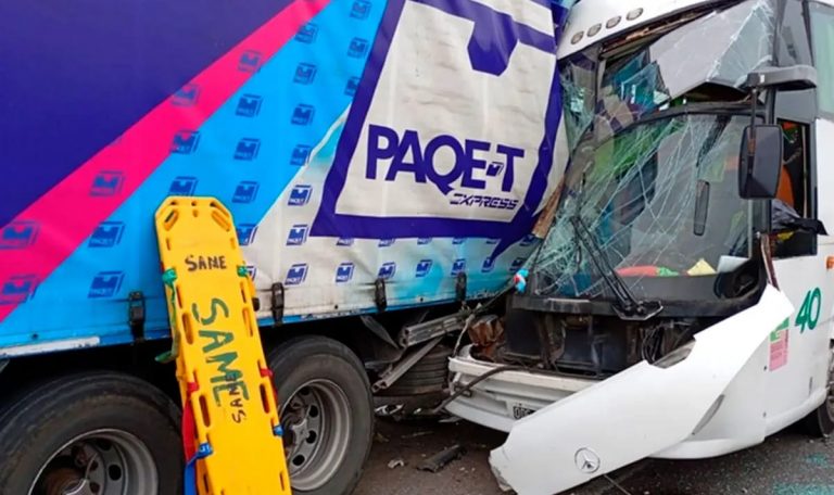 En Panamericana: un micro de Concordia chocó contra un camión - imagen de origen
