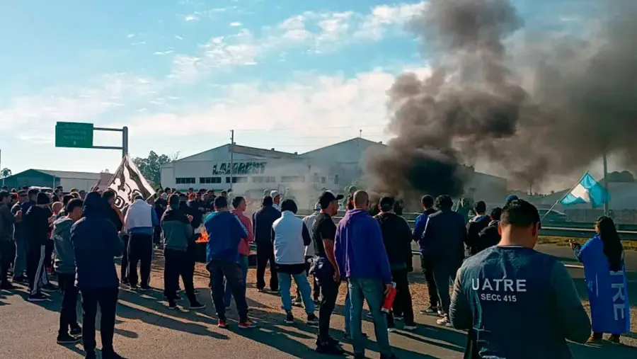 Bajo la consigna "esta lucha es de todos", trabajadores de Granja Tres Arroyos reclamaron en la ruta 14 | Análisis - imagen de origen