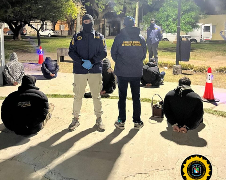Programa "Plazas Seguras" en Paraná: desbaratan un kiosco de drogas que operaba en la Plaza Francisco Ramírez - imagen de origen