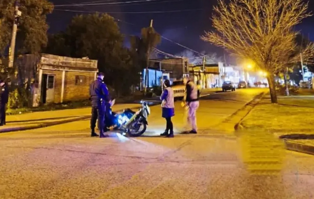 Un motociclista esquivó un control y atropelló a un policía, que fue internado con lesiones - imagen de origen