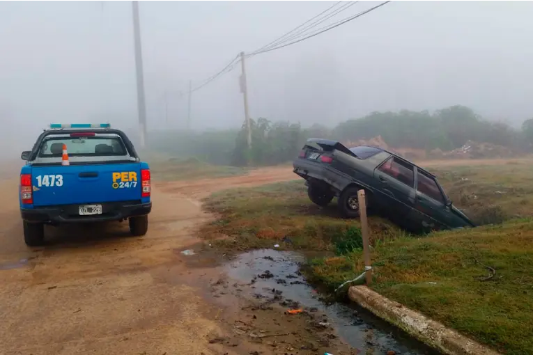 Un auto cayó en una zanja en Concordia: la conductora adujo que fue por la niebla - imagen de origen