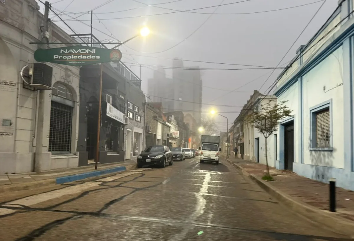Sábado con niebla al amanecer y tarde agradable - imagen de origen