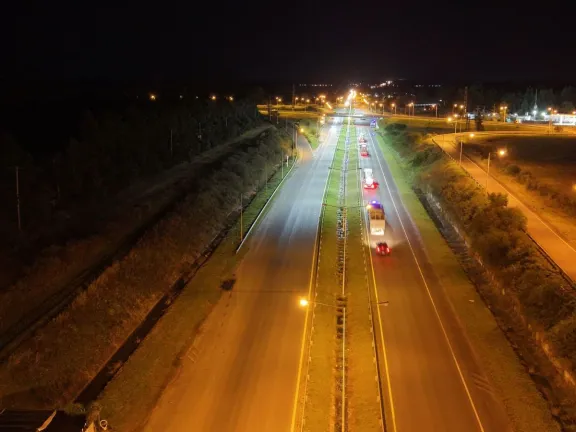 Reacondicionan luminarias de altura en la autopista Mesopotámica - imagen de origen