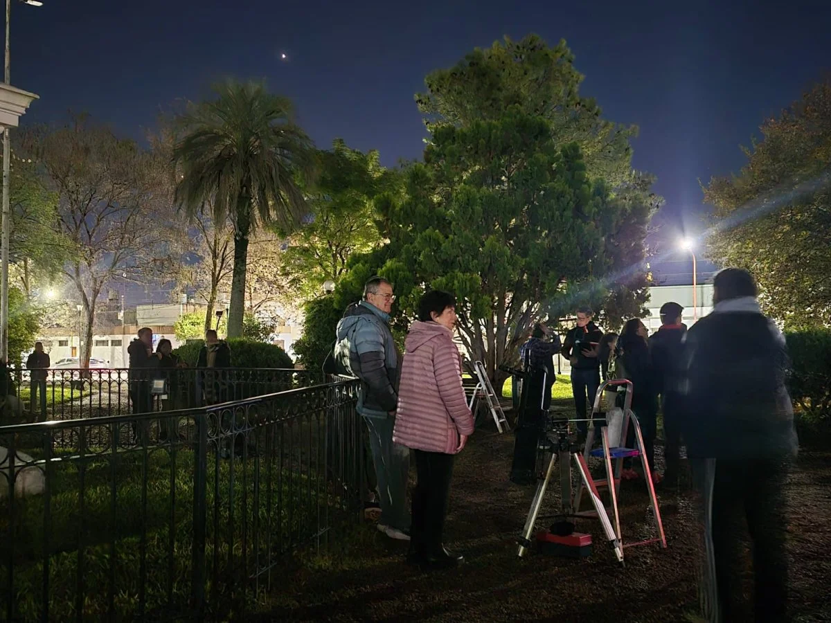 Astroamigos reunió a unas 50 personas para observar la Luna en Plaza Columna - imagen de origen