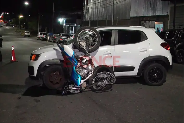 Fuerte choque entre auto y moto en Avenida Churruarín: joven motociclista fue hospitalizado de urgencia - imagen de origen