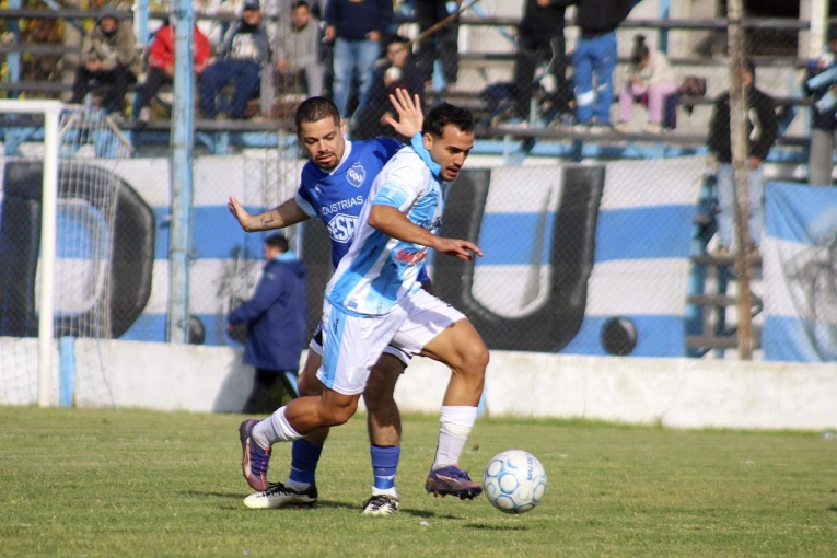 Juventud Unida venció como visitante a Central Larroque y sigue como líder invicto del Apertura - imagen de origen