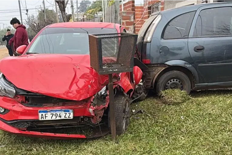 Policía iba a alta velocidad y terminó chocando contra un auto estacionado en Concordia - imagen de origen