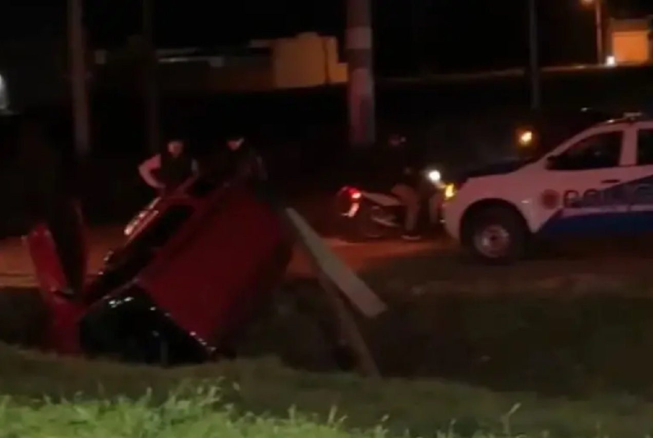 Auto despistó y terminó en un zanjón. Rescataron a una pareja - imagen de origen
