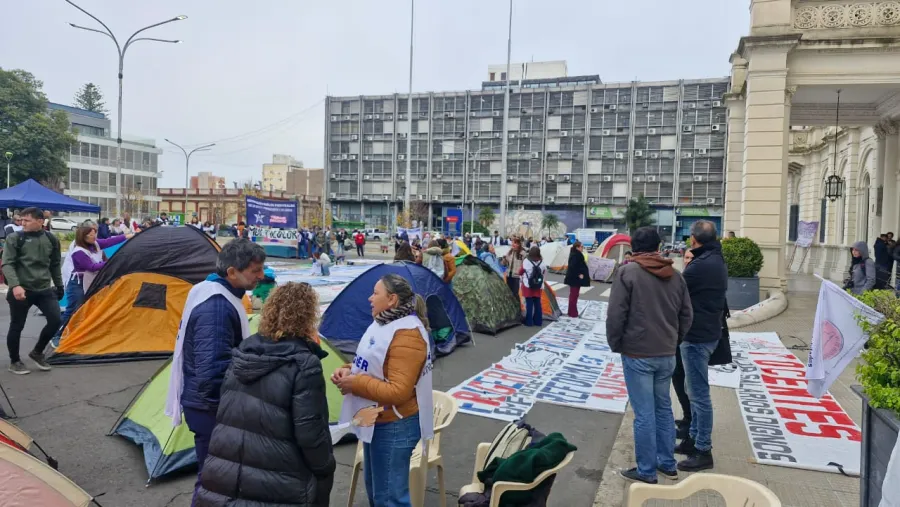 AGMER acampa frente a Casa Gris: cuestionan el ingreso del proyecto de reforma jubilatoria al Senado | Análisis - imagen de origen