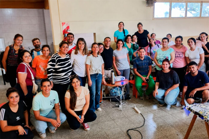 Familias y docentes participaron de un encuentro sobre crianza y educación en Basavilbaso - imagen de origen