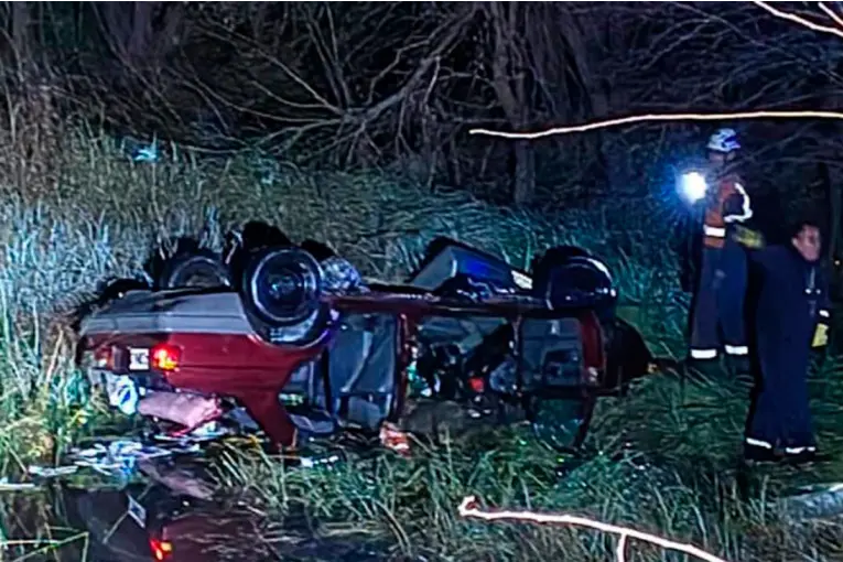 Dos adultos y un bebé de Entre Ríos murieron tras caer con su auto a un arroyo en Ruta 9 - imagen de origen