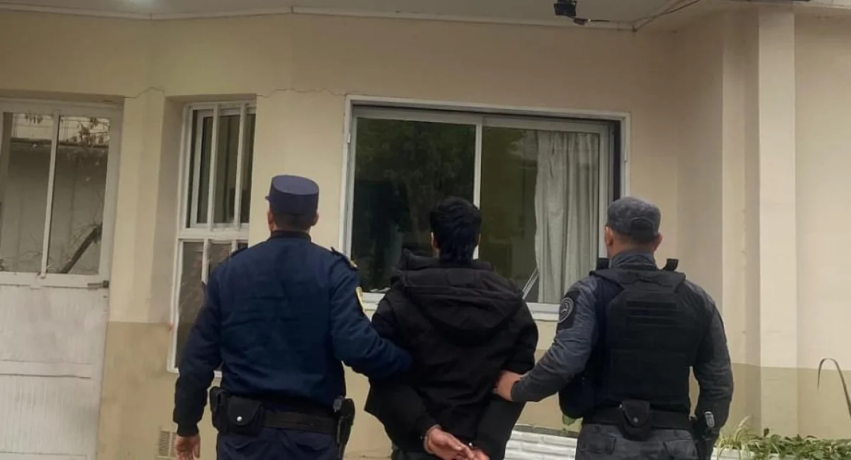 San José: detuvieron al presunto autor de incendiar un patrullero tras allanamientos simultáneos - imagen de origen