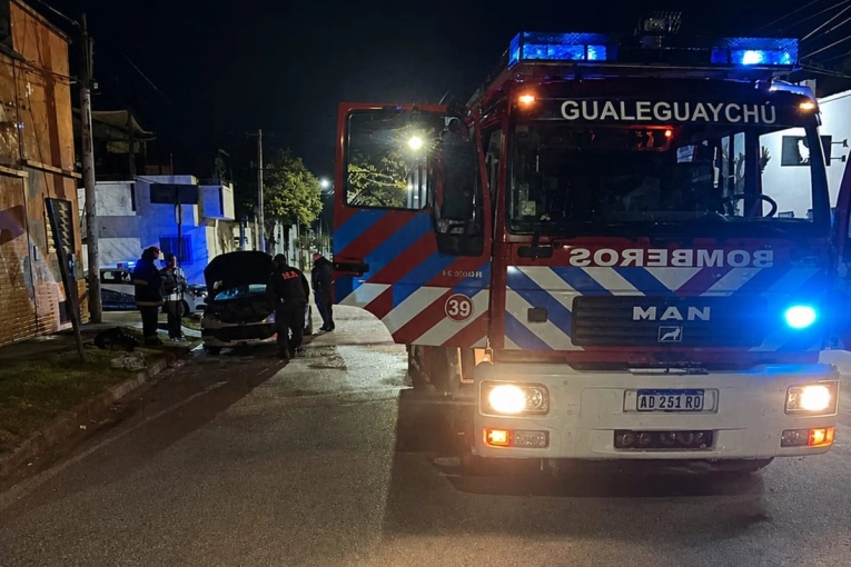 Bomberos Voluntarios sofocaron otro incendio vehicular en la madrugada del domingo - imagen de origen