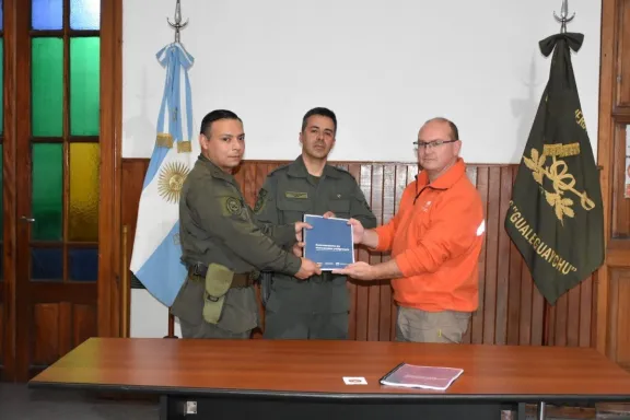 Protección Civil entregó a Gendarmería un compendio técnico sobre mercancías peligrosas - imagen de origen