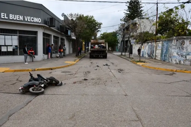 Murió un adolescente de 16 años tras chocar en moto contra un camión recolector - imagen de origen