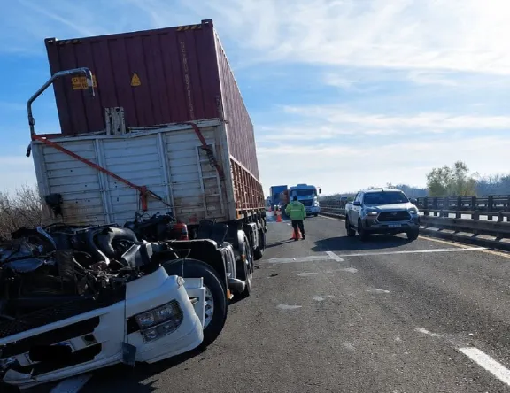 Grave accidente sobre el río Gualeguaychú entre camión y una máquina que cayó al vacio - imagen de origen