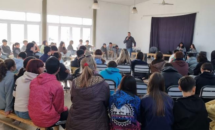 Nueva charla en escuela de la ciudad sobre adolescencia, suicidio y violencias - imagen de origen