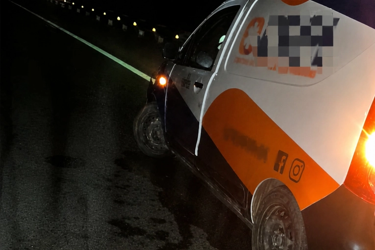 Una ambulancia chocó contra señalizaciones viales sobre la Ruta 18 - imagen de origen