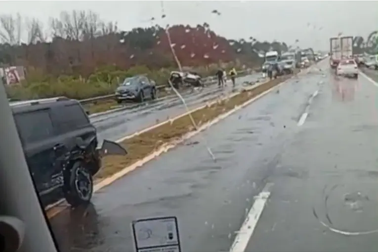 Choque múltiple en la Ruta 12 dejó cuatro muertos y varios heridos - Informe Digital - imagen de origen